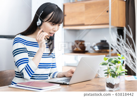 女人在家遠程工作 63818442