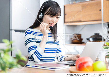 女人在家遠程工作 63818443
