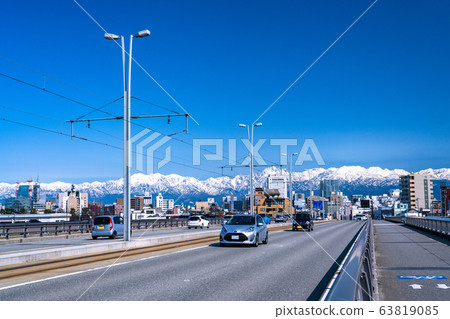 《Toyama Prefecture》Toyama cityscape, tram and Tateyama mountain range 《Toyama Prefecture》Toyama cityscape, tram and Tateyama mountain range 63819085