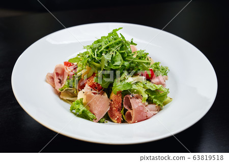 Salad with ham, figs and vegetables. 63819518