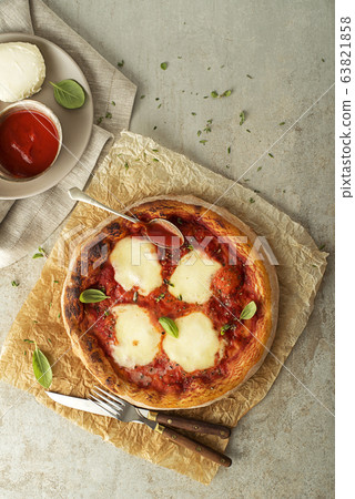 Pizza margherita mozzarella Pizza margherita mozzarella 63821858