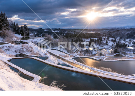 << Niigata Prefecture >> Rice terraces and snow scenes at Hoshi Pass << Niigata Prefecture >> Rice terraces and snow scenes at Hoshi Pass 63823033