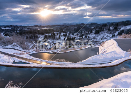 << Niigata Prefecture >> Rice terraces and snow scenes at Hoshi Pass << Niigata Prefecture >> Rice terraces and snow scenes at Hoshi Pass 63823035