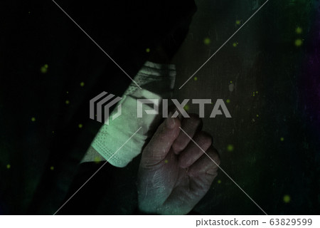 感染病毒的人/在病毒跳舞的地方戴口罩 感染病毒的人/在病毒跳舞的地方戴口罩 63829599