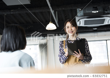 咖啡廳店員女人 咖啡廳店員女人 63832751