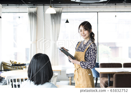 咖啡廳店員女人 咖啡廳店員女人 63832752