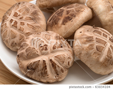 Shiitake mushroom raw donko Shiitake mushroom raw donko 63834104