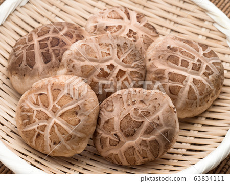 Shiitake mushroom raw donko Shiitake mushroom raw donko 63834111