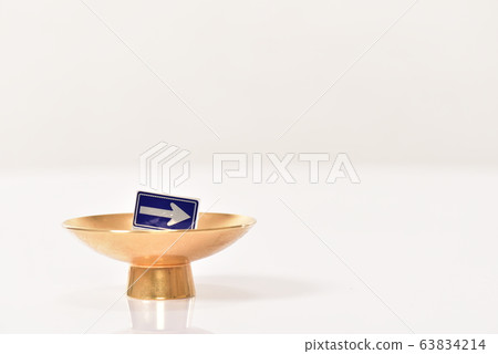 Gold cup and right arrow 63834214