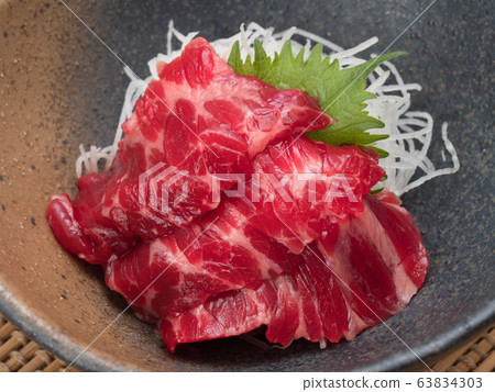 Whale sashimi 63834303