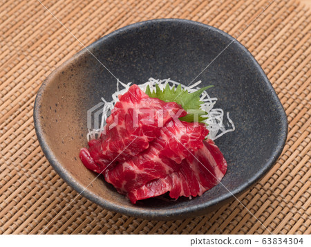 Whale sashimi 63834304