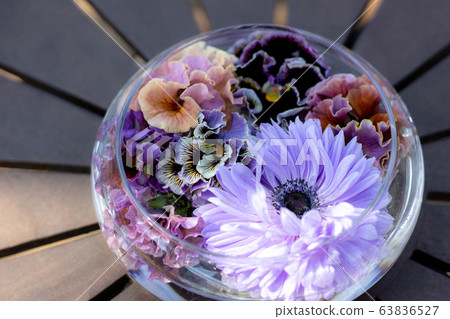 Pretty flower table decoration 63836527