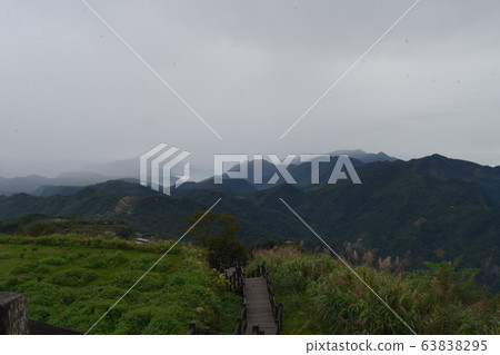 在一天結束時,在海和雲海之間的連續山峰,海難免的失敗和一天結束。 在一天結束時,在海和雲海之間的連續山峰,海難免的失敗和一天結束。 63838295