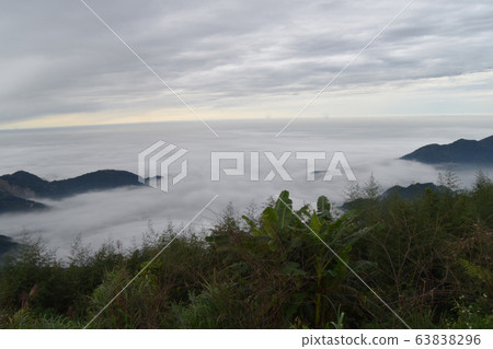 The sky and cloud layer is thick. 63838296