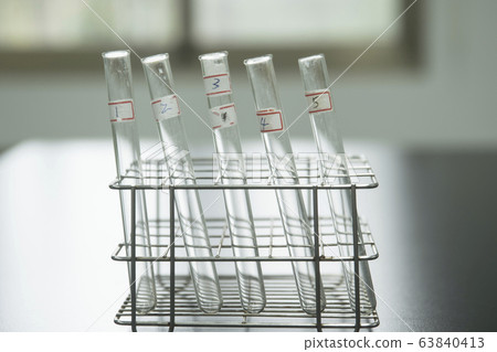 Experiment in the laboratory 63840413