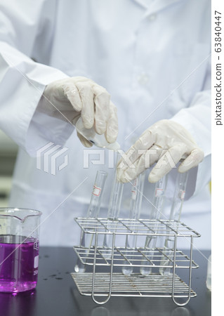 Experiment in the laboratory 63840447