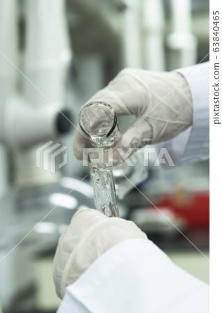 Experiment in the laboratory 63840465