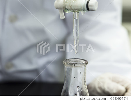 Experiment in the laboratory 63840474