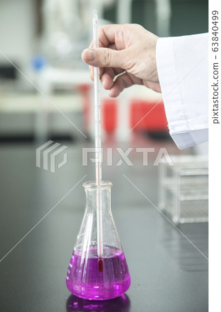 Experiment in the laboratory 63840499