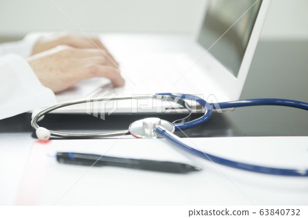 Doctor playing computer 63840732