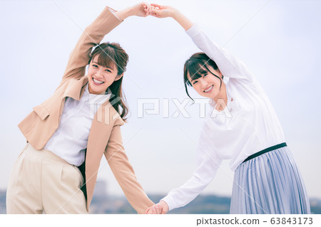 伸手的少婦握手 伸手的少婦握手 63843173