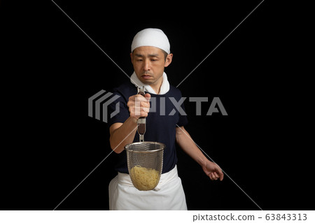 拉麵店老闆煮麵條 拉麵店老闆煮麵條 63843313