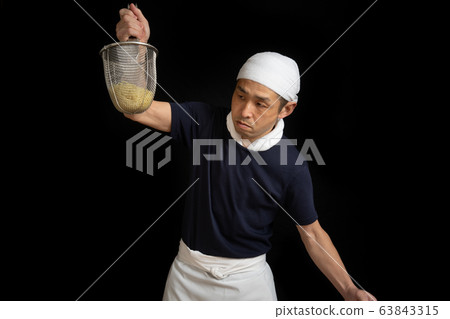 拉麵店老闆煮麵條 63843315