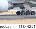 著陸後飛機輪胎剛起來 63844215