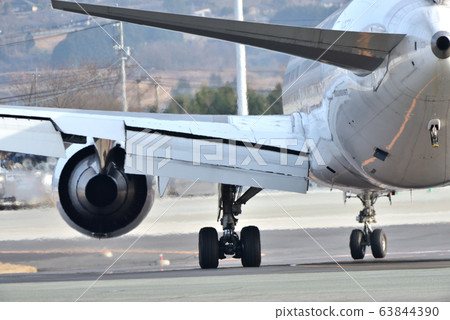 飛機剛降落後視 飛機剛降落後視 63844390