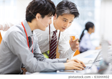 老闆和下屬 63844402