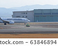 起飛前的飛機和巡邏車 63846894