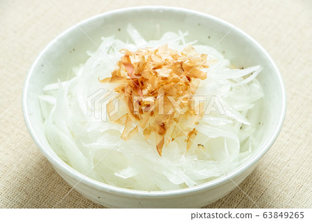 新洋蔥片沙拉，,魚切段摘心。 63849265