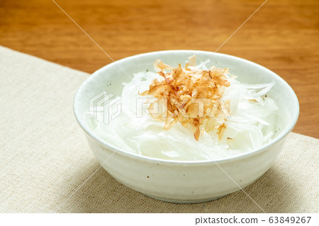 New onion slice salad, bonito cut-out section topping. 63849267