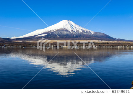[Yamanashi Prefecture] Lake Yamanaka and the upside down of snow makeup Fuji 63849651