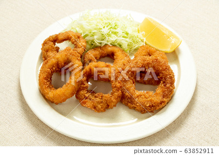 Fried squid (squid ring) with cabbage shredded and cut lemon. 63852911