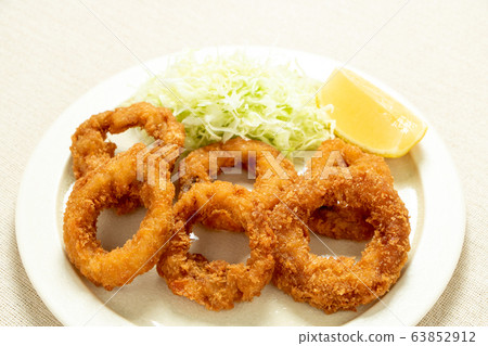 Fried squid (squid ring) with cabbage shredded and cut lemon. Fried squid (squid ring) with cabbage shredded and cut lemon. 63852912