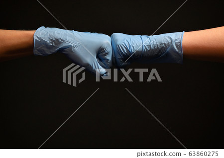 Fist bumps spread fewer germs than handshakes Fist bumps spread fewer germs than handshakes 63860275