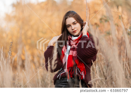 Pretty portrait of a beautiful young woman  63860797