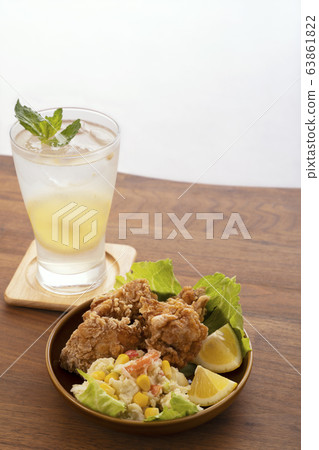 Drink from home, drink at night, fry from lemon sour 63861822