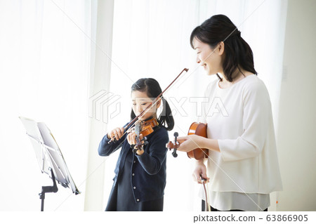 婦女,兒童,小提琴,演奏,演奏,課堂課程,老師,學生 婦女,兒童,小提琴,演奏,演奏,課堂課程,老師,學生 63866905