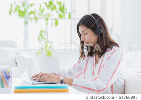 女商人遠程辦公 63866993