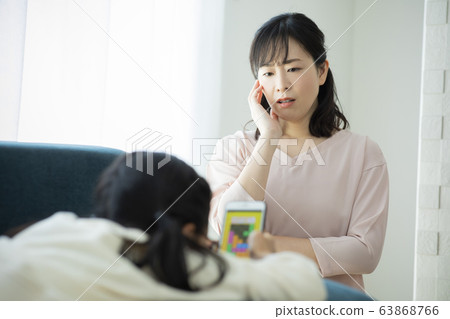 Parents and children, mothers, children, games, smartphones, smartphones, attention, anger Parents and children, mothers, children, games, smartphones, smartphones, attention, anger 63868766