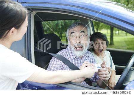 Elderly driver's license return Elderly driver's license return 63869088