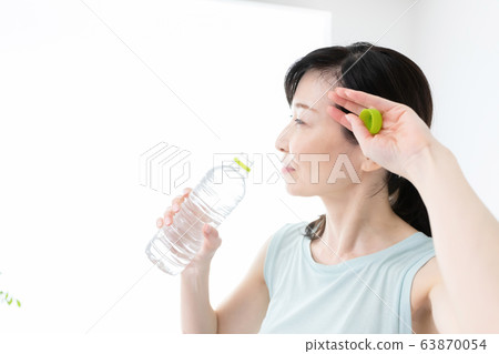 Middle woman yoga hydration 63870054