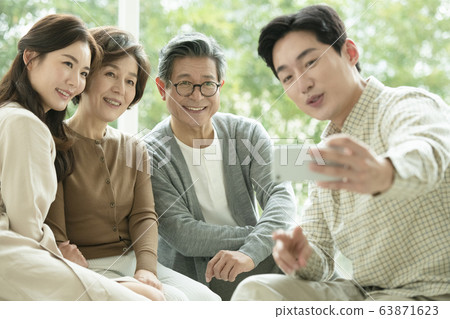 家庭,男人和女人,旅行 家庭,男人和女人,旅行 63871623