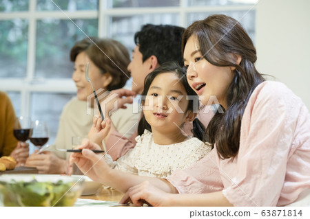 家庭，男人和女人，吃 63871814