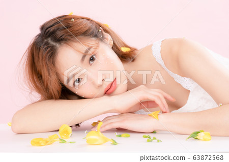 Woman beauty flowers 63872568