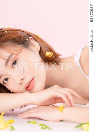 Woman beauty flowers 63872627