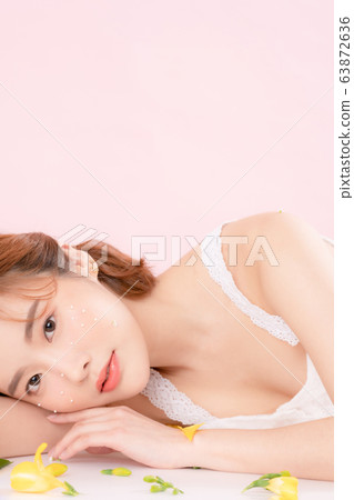Woman beauty flowers Woman beauty flowers 63872636