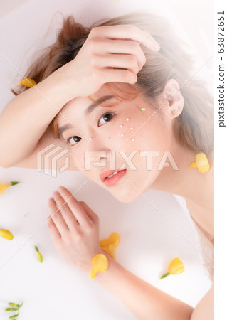 Woman beauty flowers 63872651